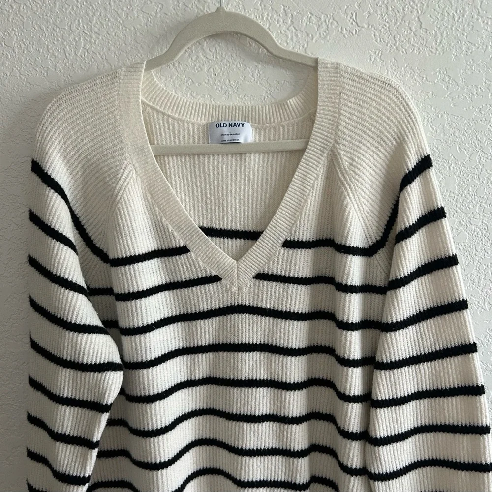 Old Navy SoSoft V-neck Cocoon Old Money Aesthetic Black and White Knit Sweater - Picture 5 of 10